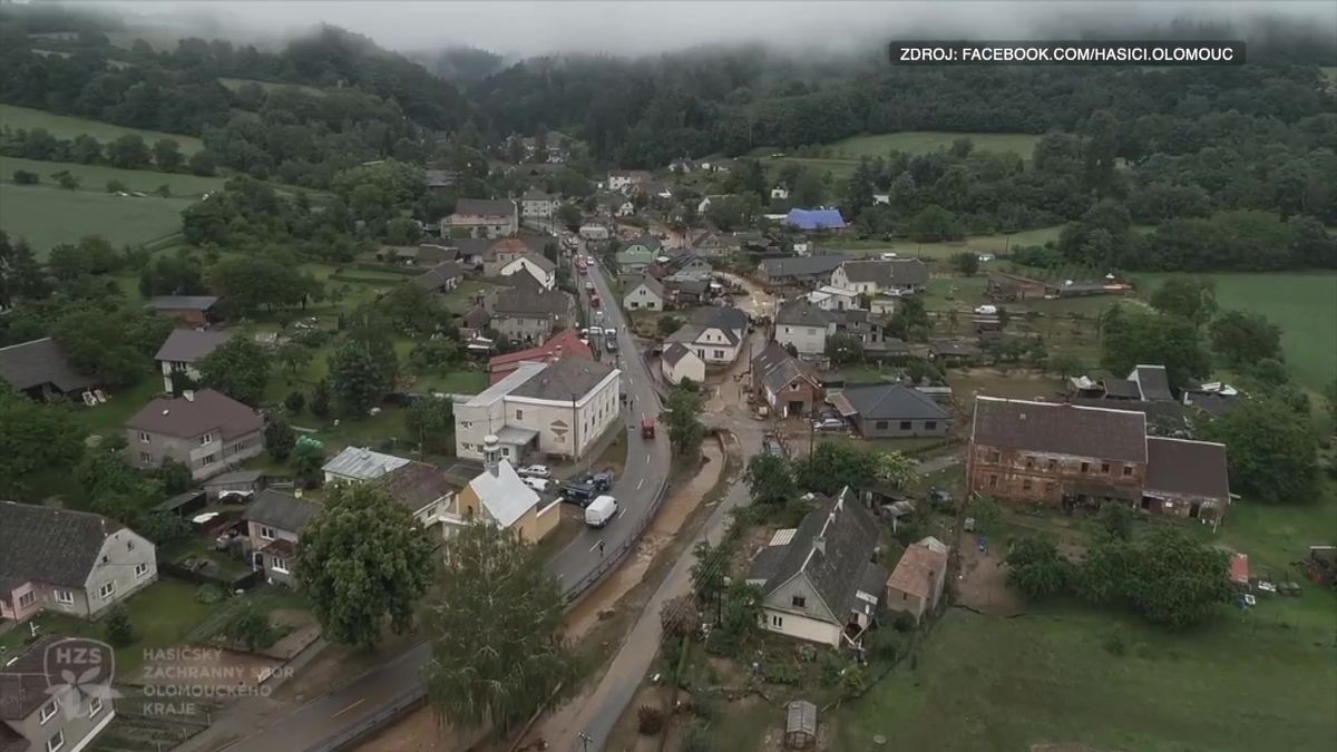 Pátrání po ženě smetené povodní sílí, vrací se drony